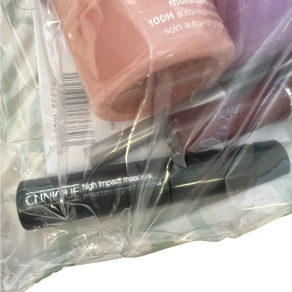 New,Clinique 8 PCS Travel Size Makeup Deluxe Sample Gift Set Green Bag unopened.